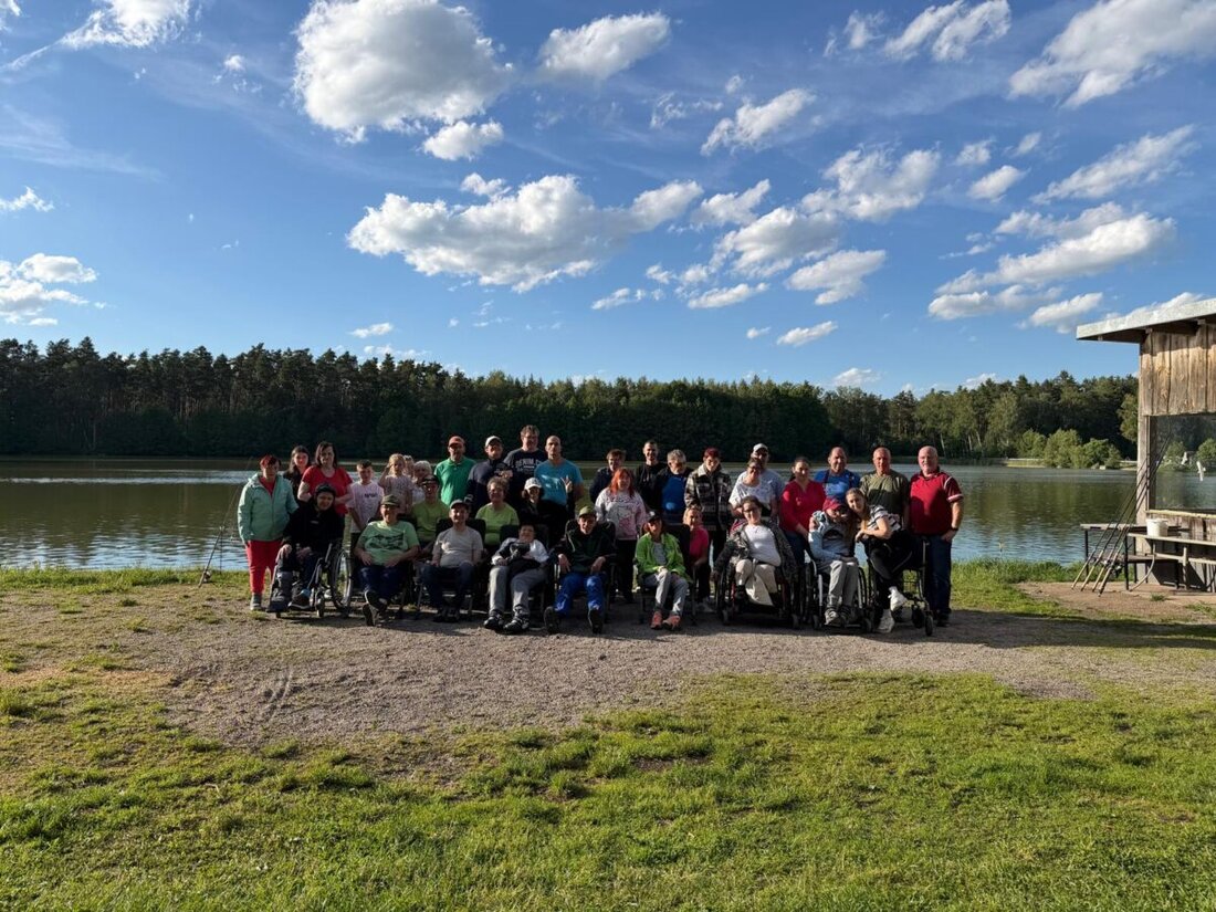 Mitterteich. Eine inklusive Angelgruppe der Wohngemeinschaften St. Benedikt verbringt drei Tage am Otterweiher: Natur, Angeln und Gemeinschaft. Ermöglicht vom Fischerverein Etzenricht, plus Strudelfahrt in Regensburg.