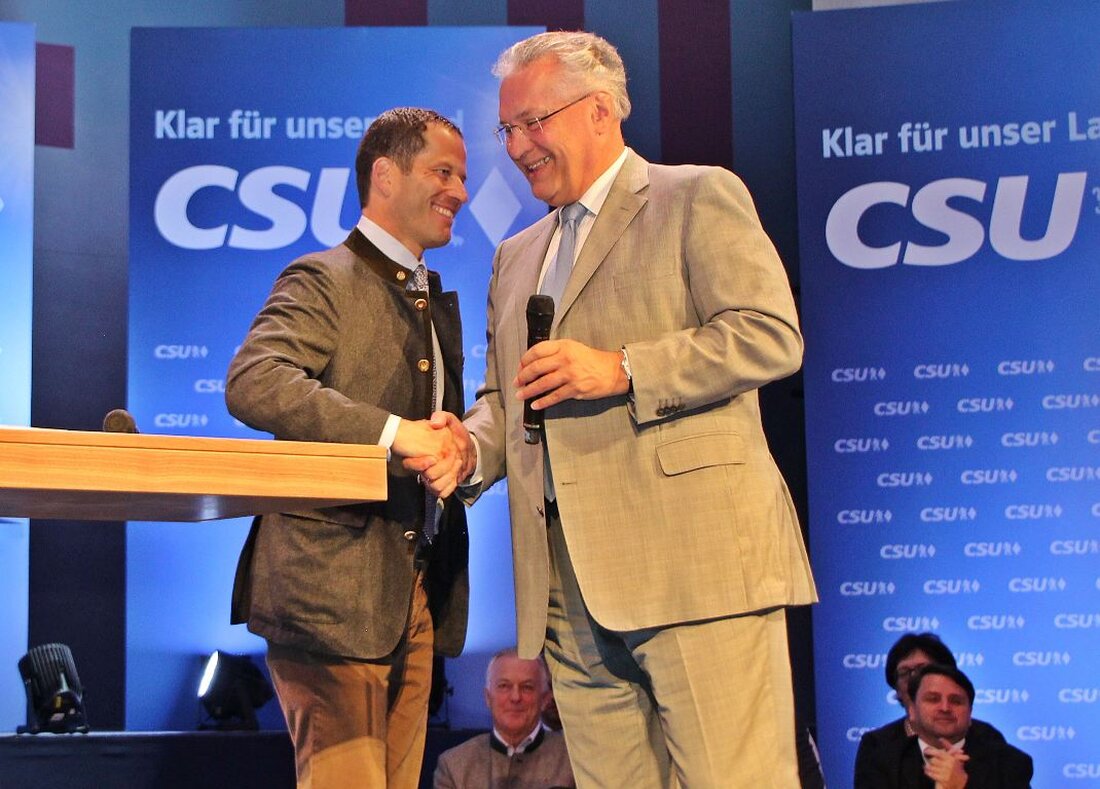 Weiden. Innenminister Joachim Herrmann besuchte am Wochenende die Max-Reger-Halle in Weiden. In einer persönlichen Diskussionsrunde hatten die Weidener die Gelegenheit ihm Fragen zu stellen. Von Jürgen Masching  Interessierte Bürger hatten [&hellip;]