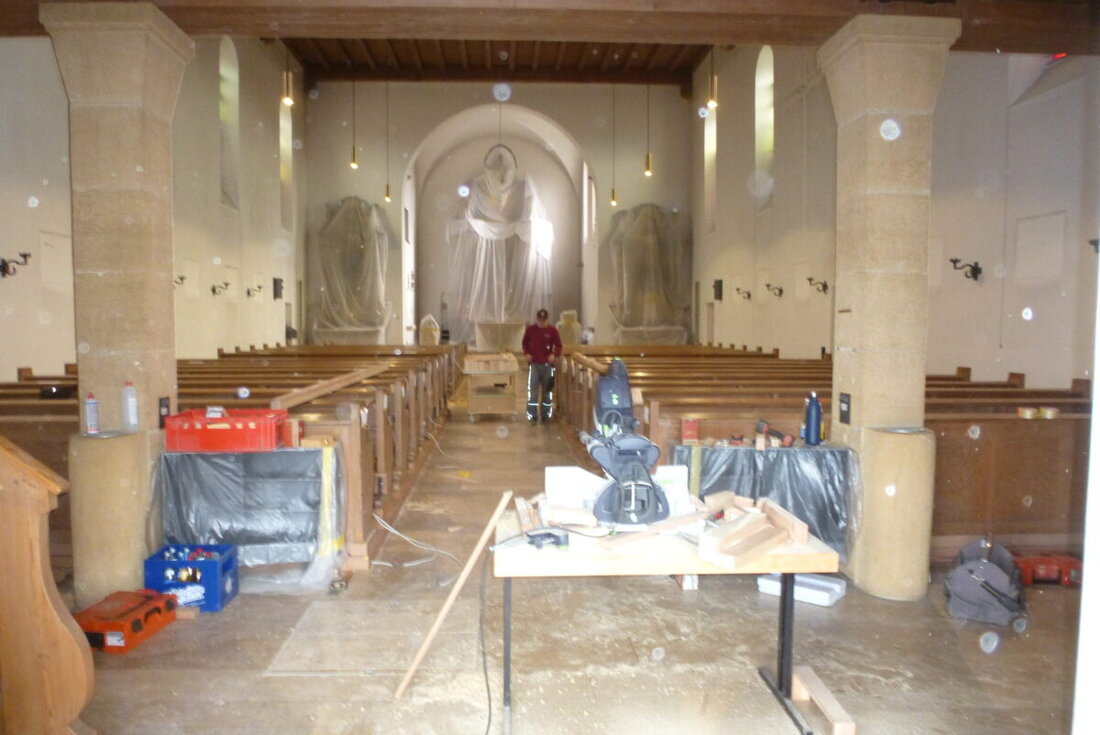 Kaltenbrunn. Die Pfarrkirche St. Martin wird innen renoviert, Kosten 640.000 Euro, Zuschuss 306.000 Euro. Bis Advent soll es fertig sein, Gottesdienste bis dahin in Martins-Kirche und Kriegerkapelle.