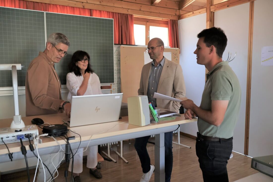 In Almesbach an der Höheren Landbauschule (HLS) fand ein Innovations-Workshop statt, bei dem die Studierenden innovative Lösungen für die Landwirtschaft erforschten. Ein Augenmerk lag auf dem Projekt „KlärCarbDünger“, welches die Rückgewinnung von Phosphor aus Klärschlämmen durch hydrothermale Carbonisierung untersucht.