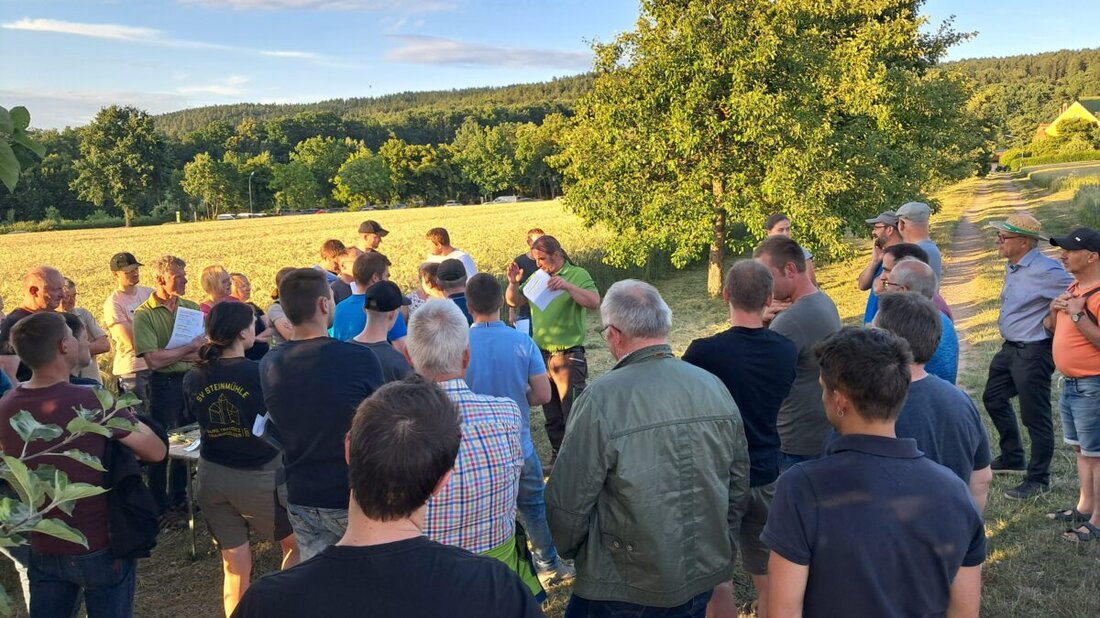 Weiden. Mehr als 100 Landwirte nahmen am Informationsabend am Staatsgut Almesbach teil, um Möglichkeiten zur Reduktion chemisch-synthetischer Pflanzenschutzmittel zu diskutieren. Verschiedene Praxislösungen und die Vorführung von Agrardrohnen sowie mechanischer Unkrautbekämpfung standen im Fokus.