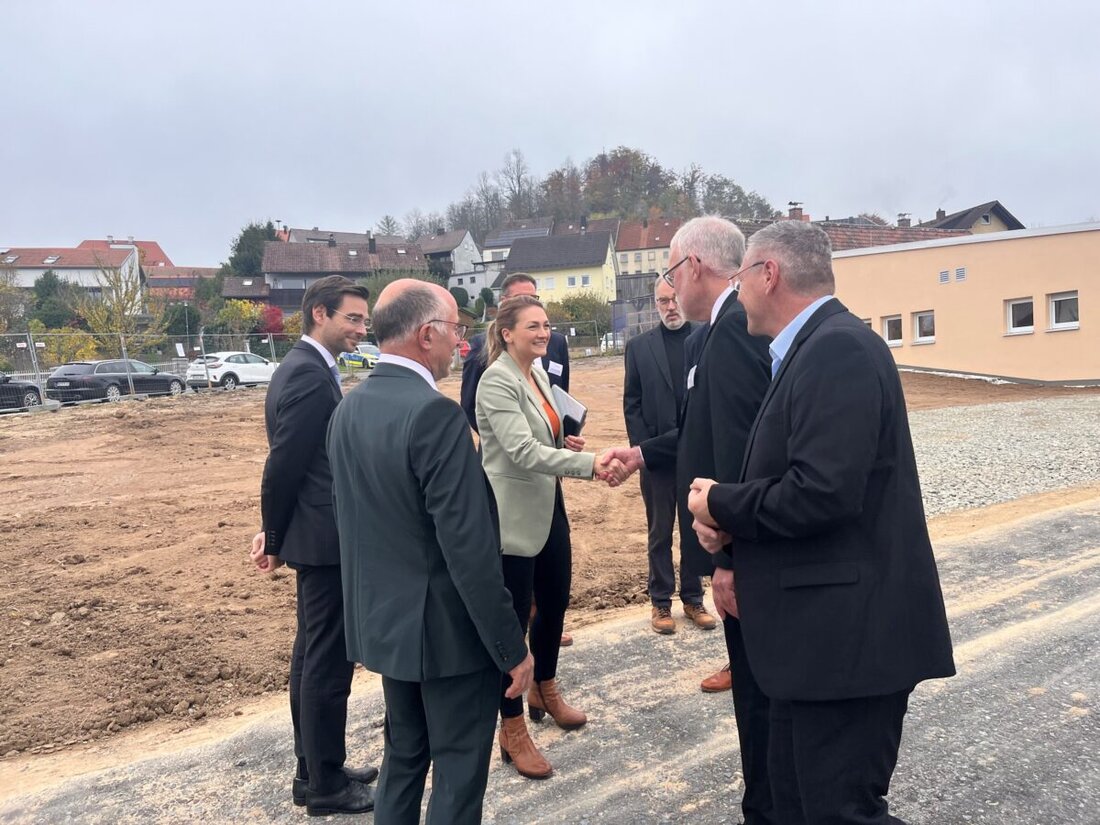 Parkstein. Am Freitag eröffnet das innovative Senioren-Servicehaus Parkstein, unterstützt mit über 1,2 Millionen Euro aus dem Programm „Pflege im sozialen Nahraum“. Staatsministerin Judith Gerlach und viele Ehrengäste würdigten das neue Versorgungsangebot bei der Eröffnungsfeier.