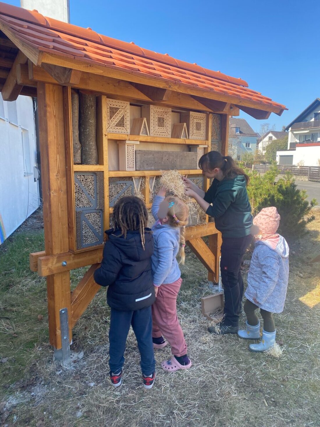 Weiden. Die Naturpark-Kita St. Markus hat ein Insektenhotel errichtet, das vielen Insektenarten Unterschlupf bietet. Das Projekt fördert die Umweltbildung und Biodiversitätserziehung der Kinder.