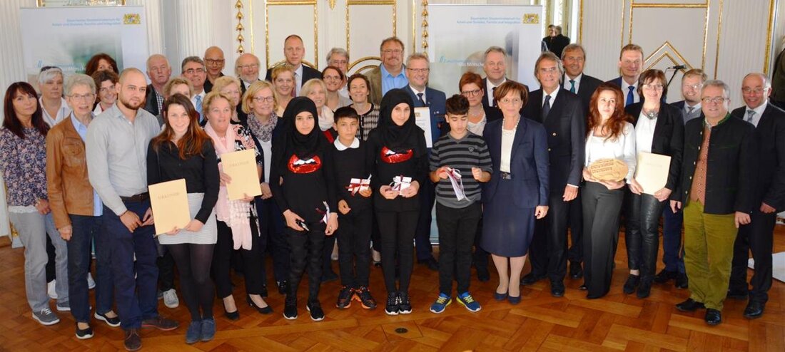 Wiesau/Altenstadt/WN. Bayerns Integrationsministerin Emilia Müller und Regierungspräsident Axel Bartelt verliehen den Integrationspreis der Regierung der Oberpfalz. Insgesamt hatten sich 18 Projekte beworben. Zu den Gewinnern gehören die Grundschule Altenstadt/WN und [&hellip;]