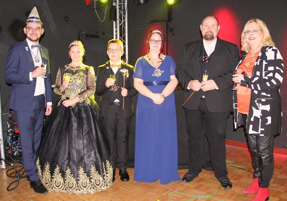 Weiden. Nach der Proklamation um 11.11 Uhr wurden die Prinzenpaare der Narrhalla feierlich inthronisiert. Unter dem Motto "Zu den Sternen" eröffnete die Narrhalla den Fasching; der Hofball folgt am 17. Januar 2026 in Rothenstadt.