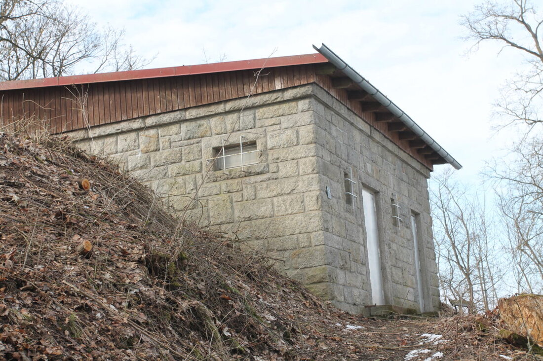 Floß. In der Bürgerversammlung zog der Bürgermeister Bilanz: Investitionen in Kinderbetreuung und Infrastruktur, Sanierung von Wasser- und Kanälen sowie LED für 700 Lampen. Neue Projekte zu Wasser, Wärme und Flächen.