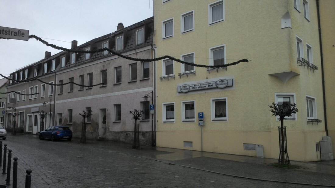 Windischeschenbach. Der ehemalige Oberpfälzer Hof bleibt trotz Baurecht unbebaut: Die Stadt kaufte, bündelte und riss ab, der private Investor lieferte nicht. Vertragliche Fristen laufen ab, eine Rückübertragung steht im Raum.