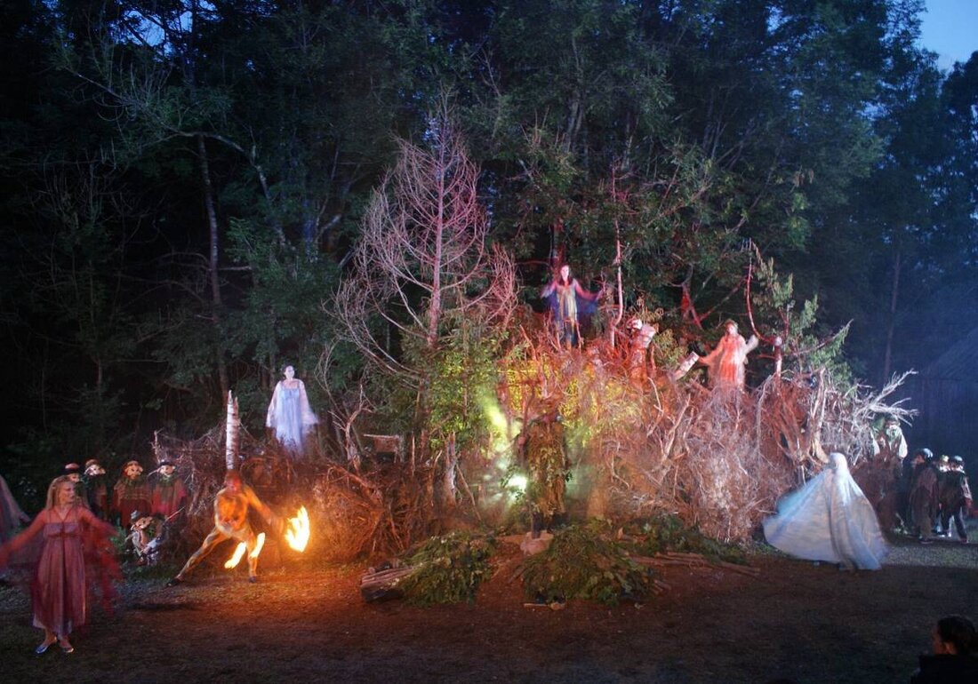 Schönsee. Der Pascherverein Schönseer Land veranstaltet das Theaterstück "Irrlichter" in Schönsee, Eulenberg/Friedrichshäng, eine fabelhafte Geschichte über das Grenzenüberschreiten zwischen Ländern und Welten. Tickets sind auf okticket.de erhältlich.