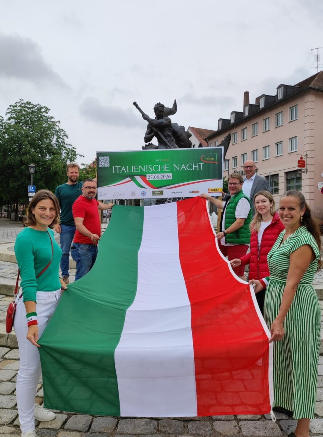 Burglengenfeld. Am Samstag, 27. Juni, wird der Marktplatz zur italienischen Piazza: Stadt und Wifo laden zur Italienischen Nacht mit Musik, Tanz und Speisen ein. Beginn 18 Uhr, Band ab 19 Uhr, Eintritt frei.