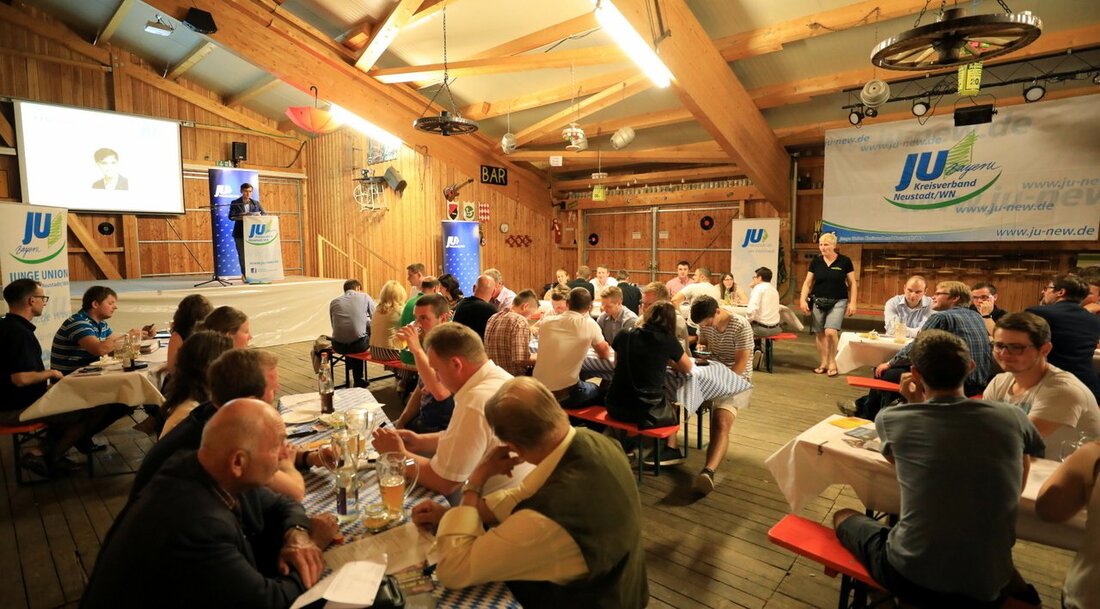 Wurz. Wände aus heimeligen Holz statt moderner Glas-Stahl-Konstruktionen, urige Dekoration statt nüchterner Moderne, zünftige Bierbänke statt steriler Tagungsbestuhlung – schon mit der Wahl der Tagungsstätte machte die Junge Union bei [&hellip;]
