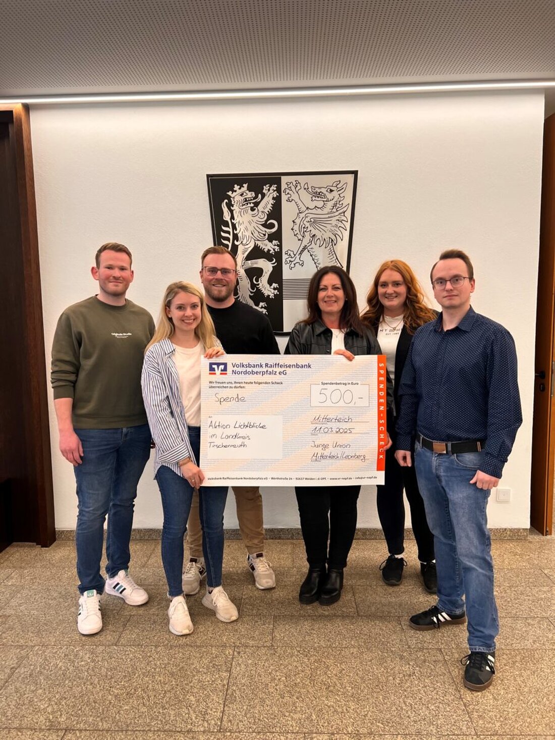 Mitterteich. Die JU Mitterteich sammelte mit einer Christbaumabholaktion 500 Euro für die Aktion Lichtblicke.