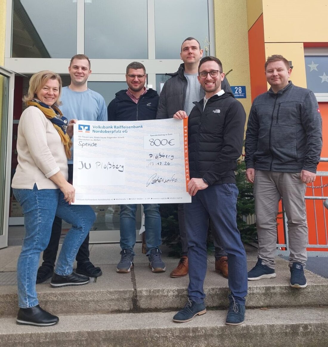 Plößberg. Die Junge Union sammelte 800 Euro für den Johanniter-Kindergarten "Regenbogen" durch ihre Christbaumabholaktion. Die Spende wird für pädagogische Materialien und die Verbesserung des Lernumfelds verwendet.