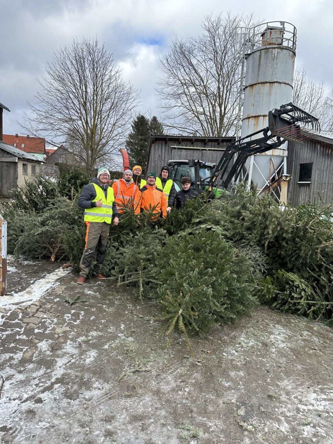 Waldershof. Die Christbaumabholaktion der Jungen Union stieß am 11. Januar mit 171 angemeldeten Bäumen auf eine Rekordteilnahme. Am Ende gab es für die Helfer eine Brotzeit.