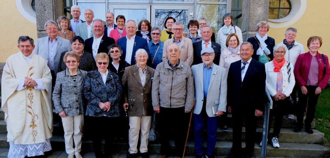Floß. Die katholische Pfarrgemeinde St. Johannes der Täufer und Pfarrer Max Früchtl halten an der Tradition, am Weißen Sonntag Jubelkommunion zu feiern, fest.