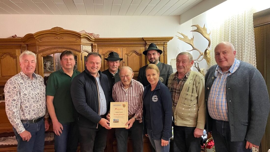 Leuchtenberg. Helmut Paulin feierte seinen 85. Geburtstag. Jagdhornbläser, Vereine und Bürgermeister Anton Kappl gratulierten dem seit fast 40 Jahren Jagdpächter. Er wurde am 18. Oktober 1940 in Weiden geboren und jagt weiter mit Sohn Christian.