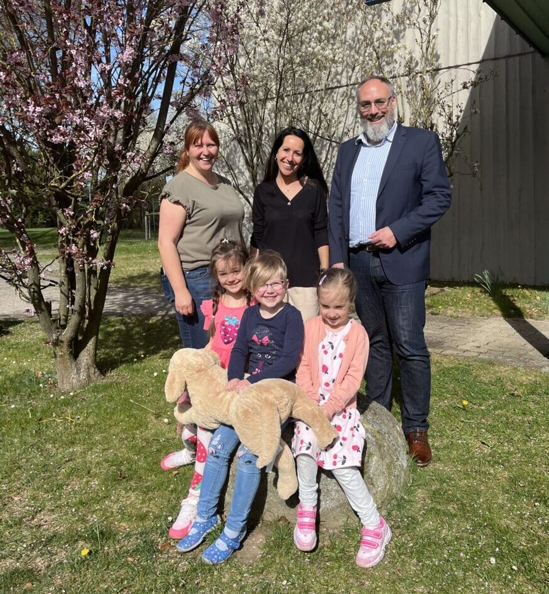 Neuhaus. Jaeger Modulbau spendete Möbel aus einer Musterwohnung an das Kinderhaus Heilig Geist, um dort neue Spiel- und Ruhebereiche für die Kinder zu schaffen. Die Spende umfasst unter anderem Sofas und das Maskottchen Kuschelhund Lumpi, was Freude bei Kindern und Betreuern auslöste.