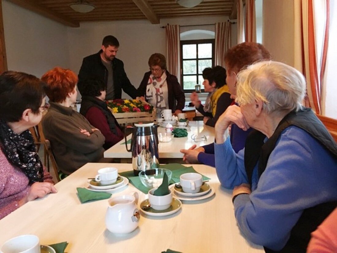 Döllnitz. Seit 18 Jahren laden die Jagdpächter der Jagdgenossenschaft Döllnitz mit Jagdvorsteher Josef Baier die Frauen ihrer Jagdgenossen zum Valentinskaffee ein. Von Sieglinde Schärtl Jahr für Jahr wechselt der Veranstaltungsort [&hellip;]