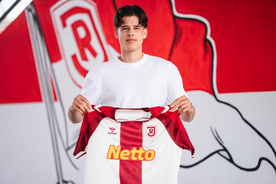 Regensburg. Der SSV Jahn setzt kurz vor dem Saisonstart noch einen Transfer um und verpflichtet den 21-jährigen Offensivspieler Zétény Jánó. Der Österreicher kommt vom FC Red Bull Salzburg und unterschreibt in Regensburg einen Vertrag bis zum 30. Juni 2028.