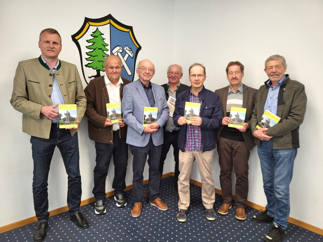 Maxhütte-Haidhof. Der ehemalige Lehrer Werner Binder hat fast alle Flurdenkmäler im Städtedreieck erfasst, was im neuen Jahresband des AFO vorgestellt wurde. Ein Exemplar wurde dem Bürgermeister von Maxhütte-Haidhof überreicht, wo viele der Denkmäler thematisiert werden.