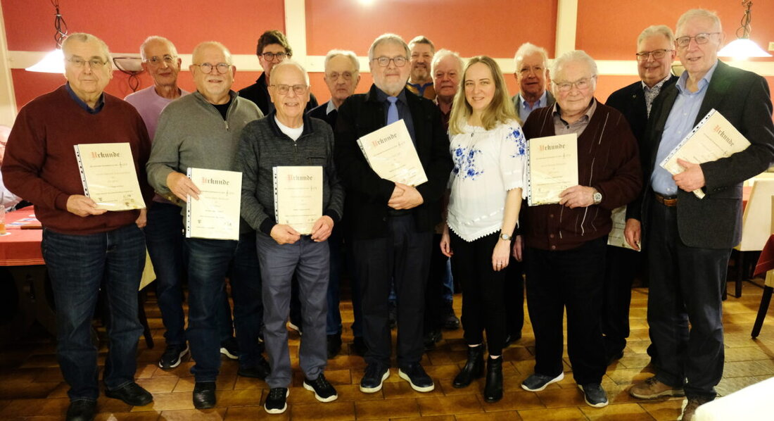 Eschenbach. Die Liedertafel ehrte bei ihrer Jahreshauptversammlung zahlreiche aktive und passive Mitglieder, teils mit goldenen Nadeln. Höhepunkt war 80-jähriges Chorjubiläum von Hans Kohl; Dirigentin Riita Michelson gratulierte.