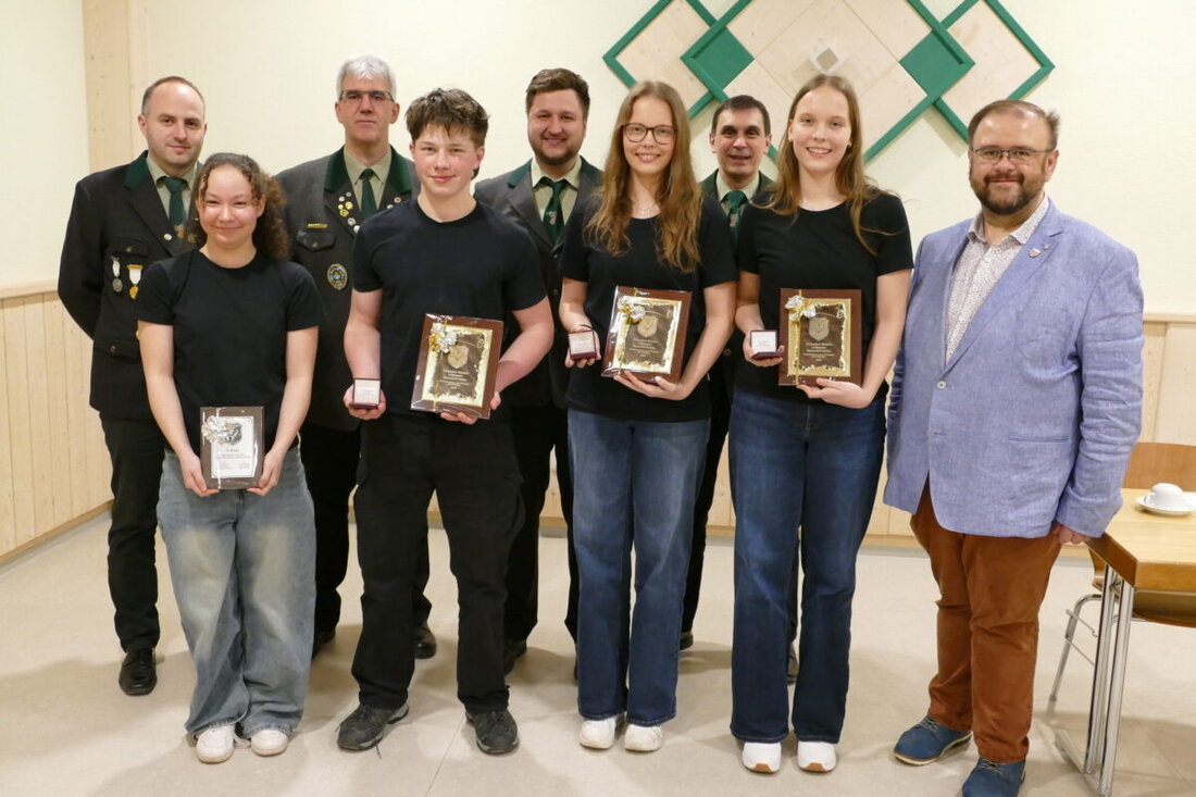 Kastl. Die Sportschützen Kastl ehren bei ihrer Jahreshauptversammlung starke Erfolge: Podest beim RWS‑Shooty‑Cup, Deutscher Vizemeister mit der Luftpistole, Team‑Meistertitel 2025 und Eintrag ins Goldene Buch.