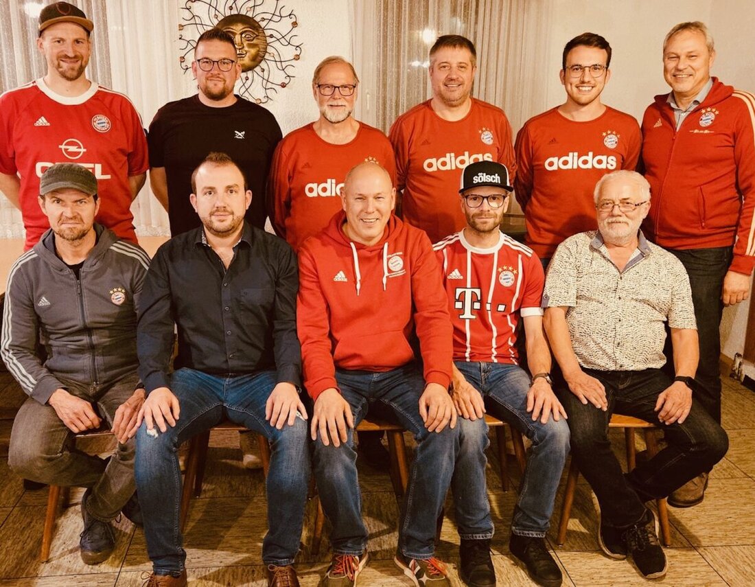 Schönkirch. Am 24. Oktober 2025 hielt der FC-Bayern-Fanclub Stiftland Bazis im Gasthof zur Sonne seine Jahreshauptversammlung ab. Gefeiert wurden 20 Jahre Fanclub; Höhepunkt war der Besuch von Präsident Herbert Hainer.