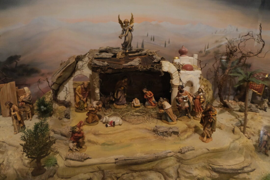 Floß. In St. Johannes der Täufer zieht die Jahreskrippe in Advent und Weihnachten viele Blicke an. Sie besteht seit zehn Jahren; im Januar würdigte sie Bischof Rudolf Voderholzer, gepflegt von den Ehepaaren Krauß und Weig.