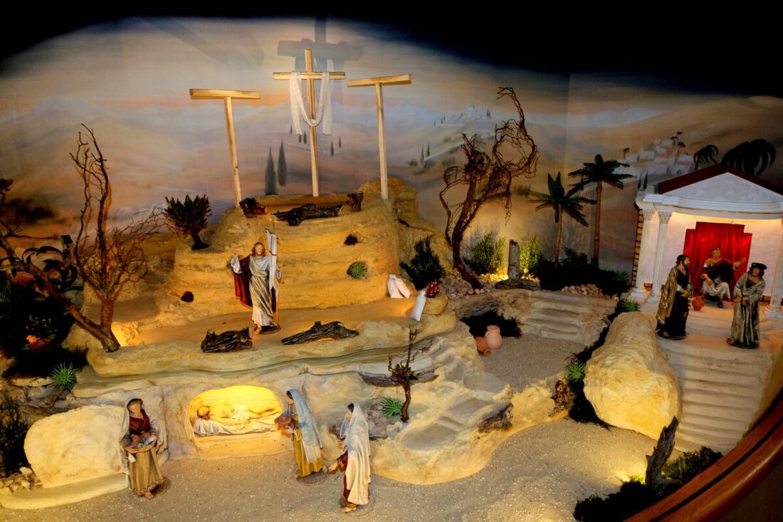 Floß. Mehr als zehn Jahre nach ihrer Errichtung zieht die Jahreskrippe in der katholischen Pfarrkirche Besucher in ihren Bann. Besonders in der Osterzeit wird ihre besondere Wirkung sichtbar.