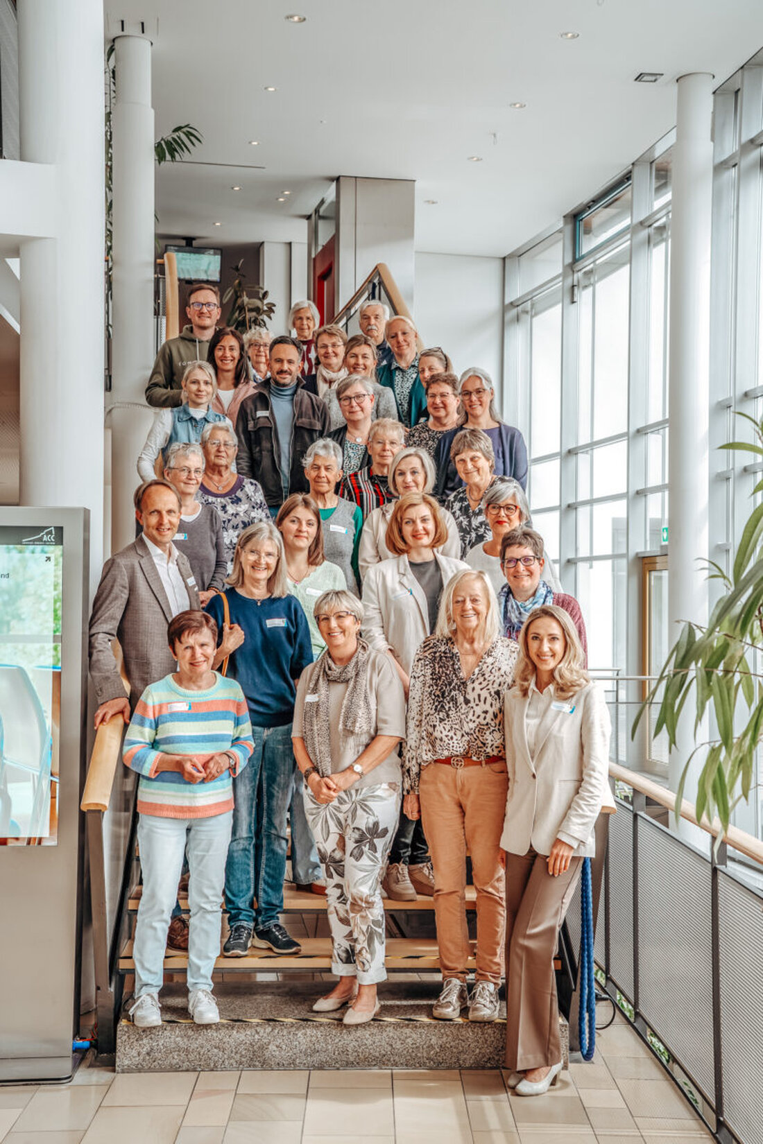 Amberg. Im Amberger Congress Centrum trafen sich Lesepatinnen, Lesepaten und Lehrkräfte zum Jahrestreffen der Freiwilligenagentur. Austausch, Vernetzung und ein Fachvortrag prägten den Tag; das Projektteam zog positive Bilanz.