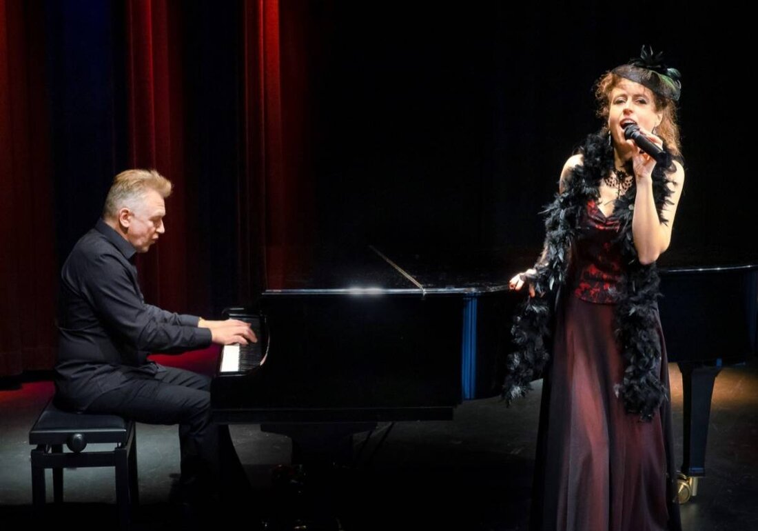 Amberg. Im Atelier Teufelsbäck in Amberg veranstaltet das Hotel Brunner einen unvergesslichen Musicalabend mit Jana Müller und Roman Podokschik. Die Besucher erwartet eine mitreißende Reise durch die Welt der Musicals mit Evergreens aus „West Side Story“, „Cats“ und mehr. Tickets sind auf okticket.de erhältlich.