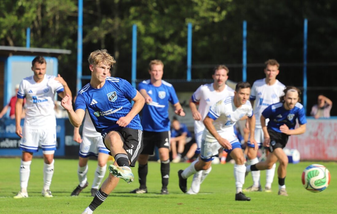 Etzenricht. Der SV Etzenricht hat am zehnten Spieltag der Bezirksliga Nord mit einem klaren drei zu null gegen den SV 08 Auerbach die Tabellenführung verteidigt. Matchwinner war Johannes Janker mit drei Treffern.
