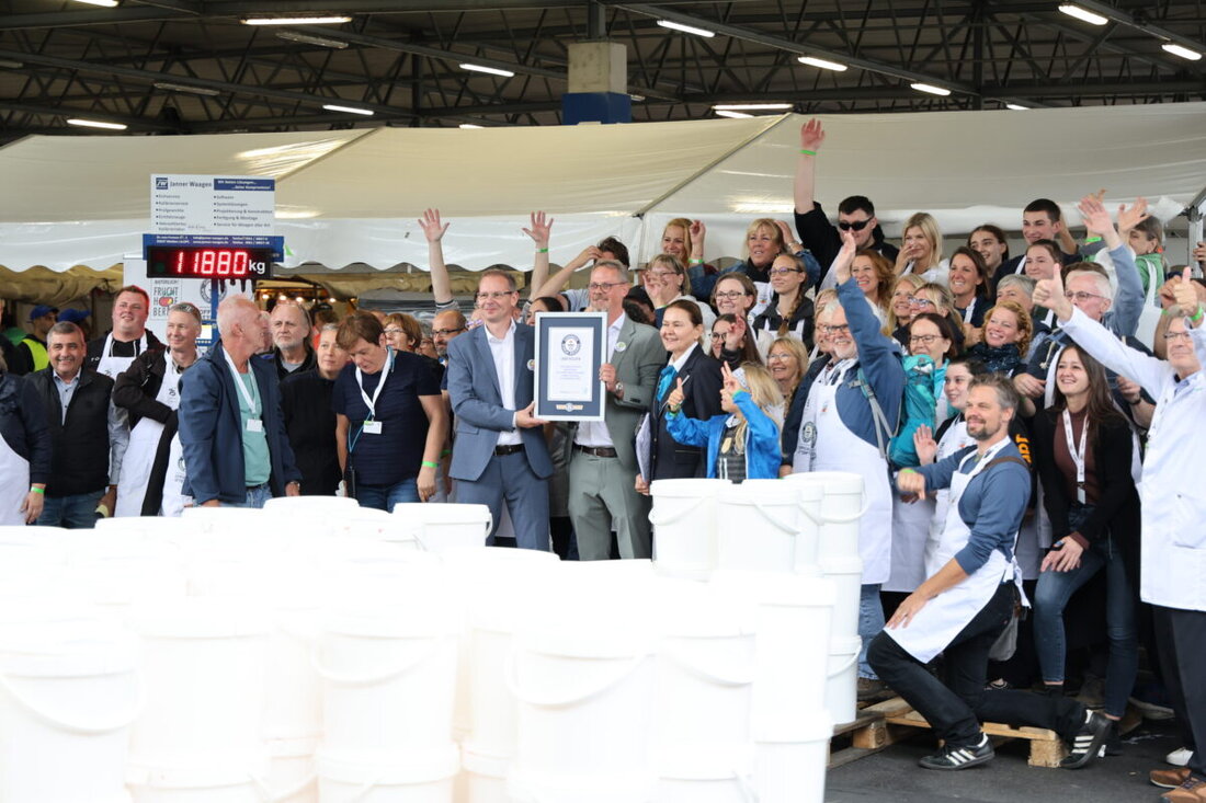 Weiden. Die Firma Janner Waagen GmbH aus Weiden ermöglichte durch eine präzise Waage den Weltrekord für die "größte Obstsalatschüssel der Welt", deren Inhalt der Berliner Tafel zugutekommt.