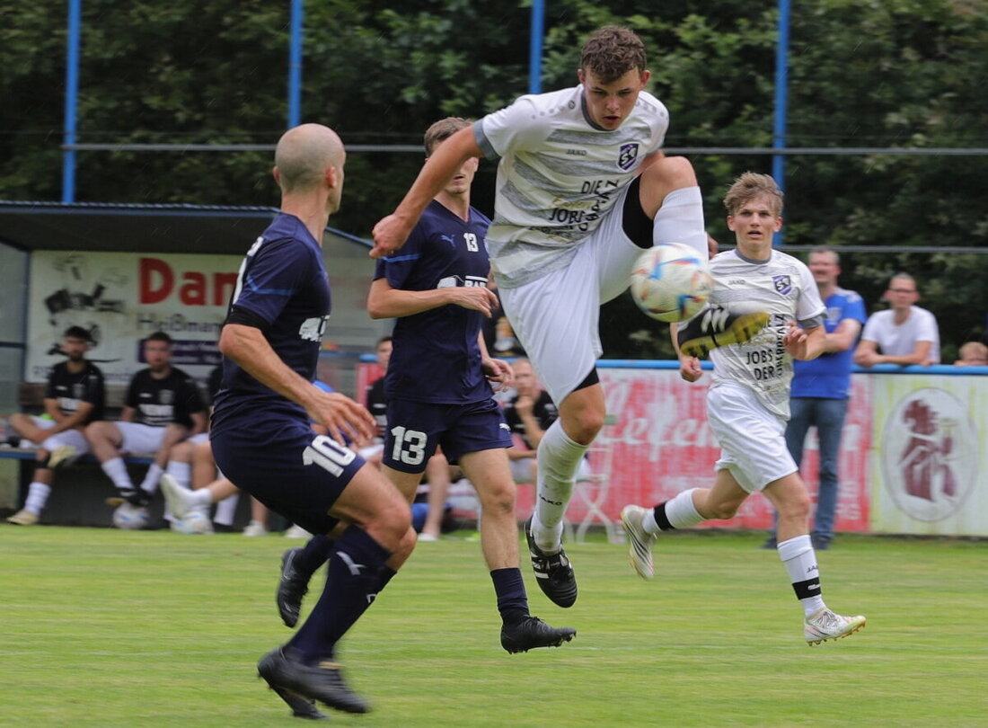 Etzenricht. Für den SVE gab es am Karsamstag in Arnschwang ein Déjà-vu. Wie drei Wochen zuvor in Schlicht kassierte das Team in der Nachspielzeit nach einer Standardsituation den 1:1-Ausgleich. Samstag, vorgezogen auf 14 Uhr Anstoßzeit, trifft die Wendl-Elf auf eine weitere Mannschaft aus dem Bayerischen Wald. 