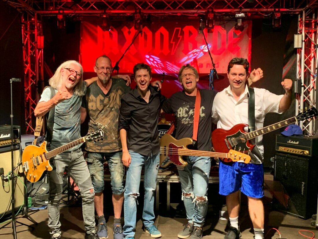 Amberg. Am Samstag wurde Amberg Zeuge eines musikalischen Spektakels, das lange in Erinnerung bleiben wird. "Tina’s Checkpoint" vibrierte unter den energiegeladenen Klängen der lokalen AC/DC-Tributeband Jaxon Ride. 