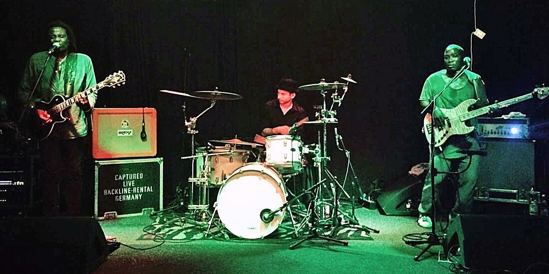 Rothenstadt. Mit Jean Marx Santel (Gitarre/Gesang), Aalics Bronson (Bass) und Steffen Tide (Schlagzeug) standen am Sonntagabend drei absolute Ausnahmekönner auf der Bühne des „Salute“-Saals. Der „Jean Marx Express“ servierte dabei einen kraftvoll [&hellip;]