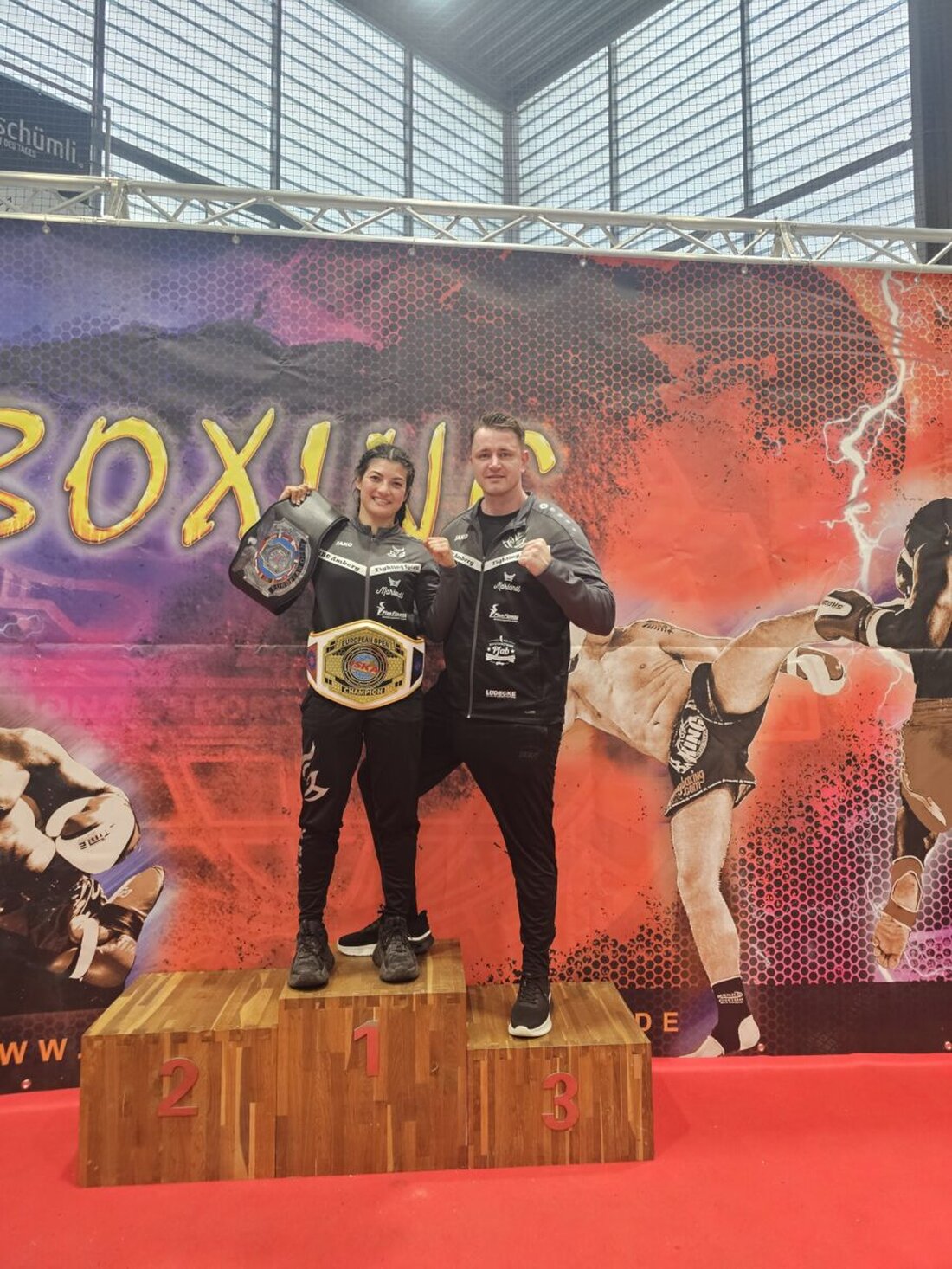 Amberg/Heilbronn. Bei der ISKA-Europameisterschaft sicherte sich Jenny im Vollkontakt bis 55 Kilogramm Gold und im K1 Unified Rules Silber. Mit diesen Leistungen qualifizierte sie sich für die WM im November 2026 in Spanien.