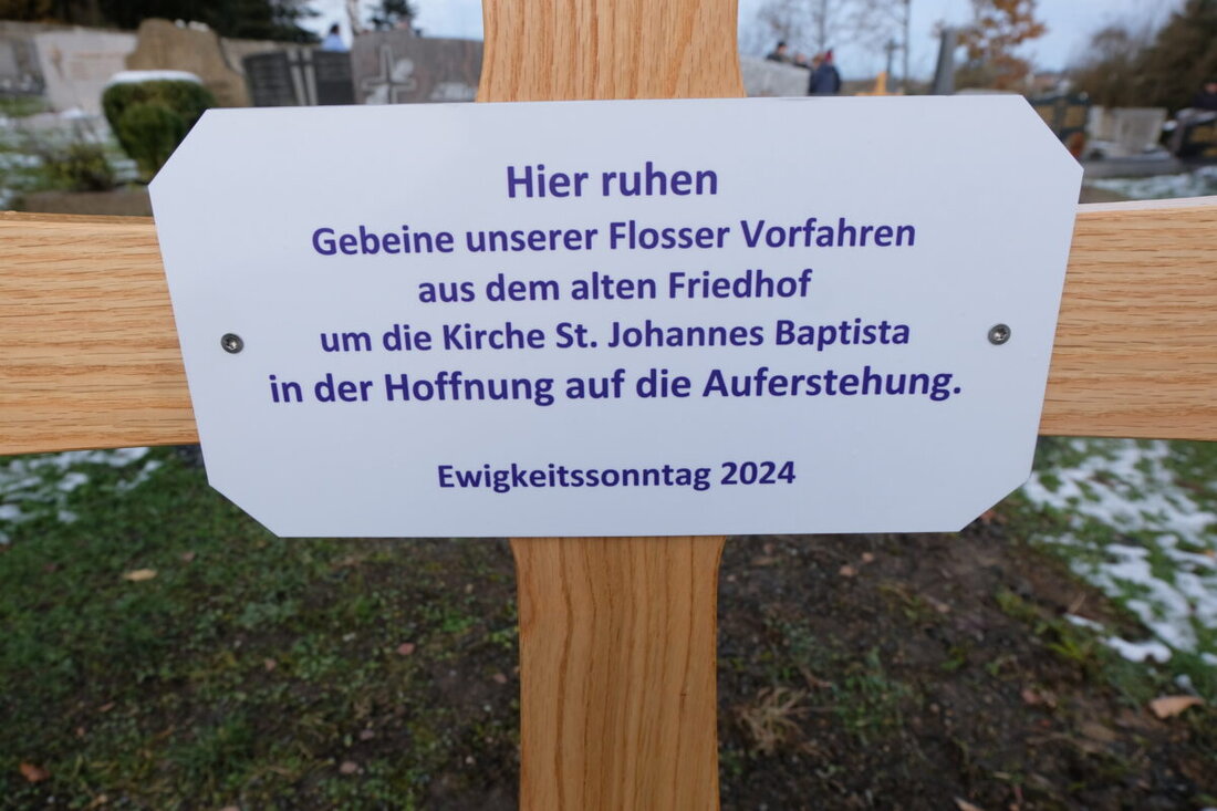 Floß. Bei der Segnung der Gräber im evangelischen Friedhof wurden Gebeine aus dem 17. Jahrhundert in einer neuen Grabstelle beigesetzt. Die historischen Überreste wurden zwischen der Kirche und dem Kindergarten gefunden.