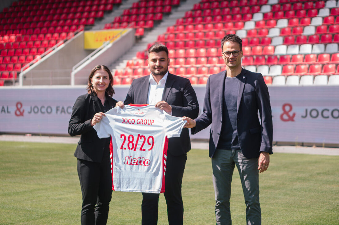 Regensburg. Der SSV Jahn Regensburg und die JoCo Group vertiefen ihre Zusammenarbeit: Ab der Saison 2026/27 wird JoCo bis mindestens 2028/29 neuer Jahn Klassik Partner und stärkt Sichtbarkeit, Hospitality und die Jahnschmiede.