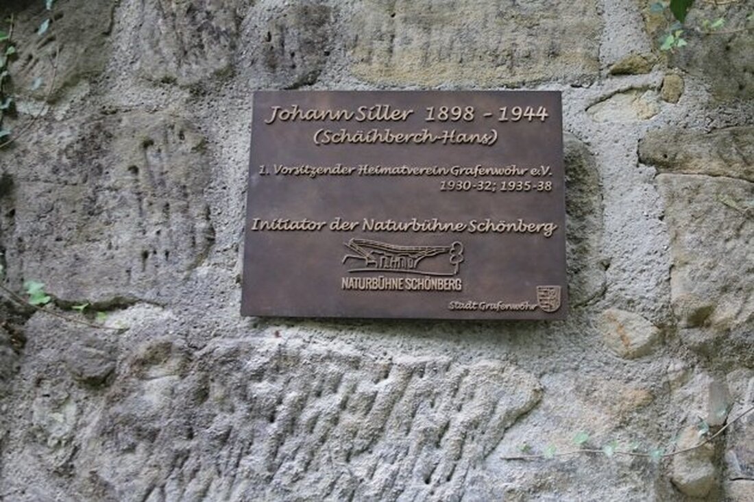 Grafenwöhr. Für seinen Einsatz bei der Errichtung der beliebten Schönbergbühne wird Johann Siller nun vor Ort mit einer Gedenktafel geehrt. Die Anerkennung nimmt seine Tochter Juliane Schiffmann entgegen. Siller ist [&hellip;]