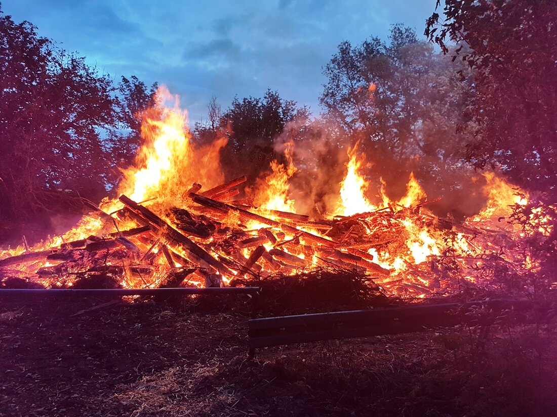 Wurz. Trotz kalter Temperaturen und windiger Witterung ließen sich die Besucher nicht davon abhalten, das Johannisfeuer bei Mitteldorf zu besuchen. Von Tom Kreuzer Durch die dortigen Bäume war der Festplatz [&hellip;]