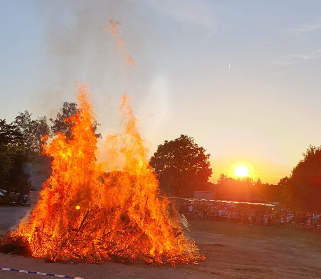 Weiherhammer. Das Johannisfeuer der Jungen Union Weiherhammer zog rund 600 Gäste an und bot Brauchtum, Musik und Sommerlaune. Bei Dunkelheit entfachte das Feuer; Public Viewing und Barbetrieb steigerten die Stimmung.