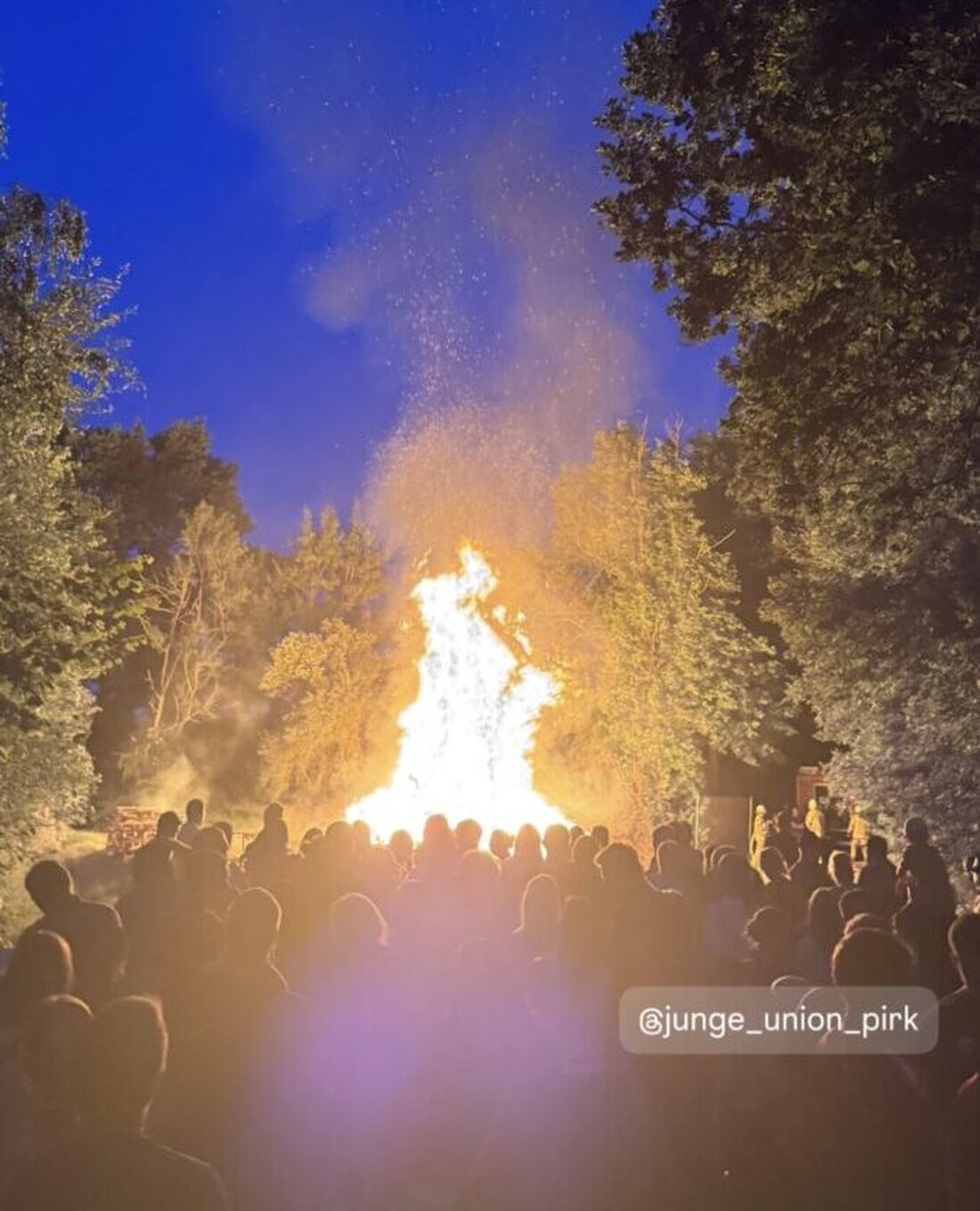 Pirk. Die Junge Union Pirk verzeichnete am 14. Juni 2025 mit ihrem ersten Johannisfeuer an der Brettl Hüttn einen vollen Erfolg, inklusive vielfältigem Speisenangebot und einem beeindruckenden Lastenschirm.