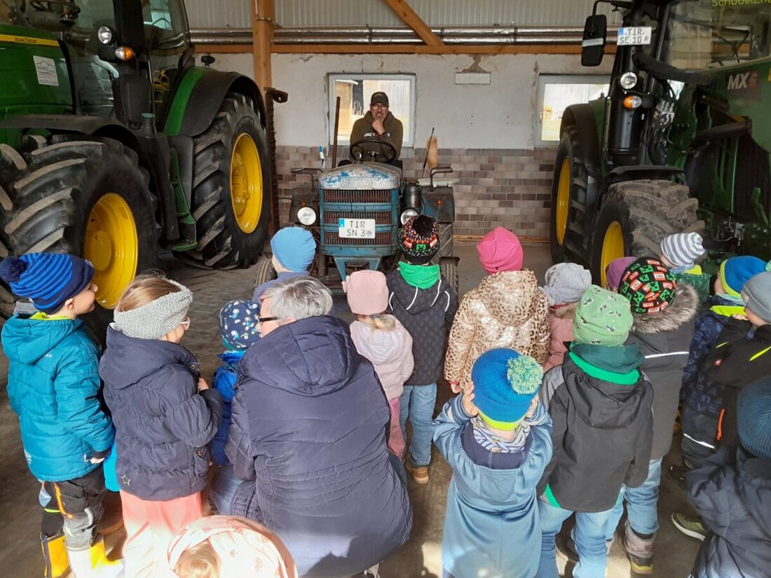 Pechbrunn. Das Johanniter-Kinderhaus unternahm vergangene Woche einen Ausflug zum Hof von Agrarwirt Holger Schübel. Die Kinder bestaunten Traktoren, stellten Fragen, und drei Familien sorgten für ein kleines Bulldog-Treffen.