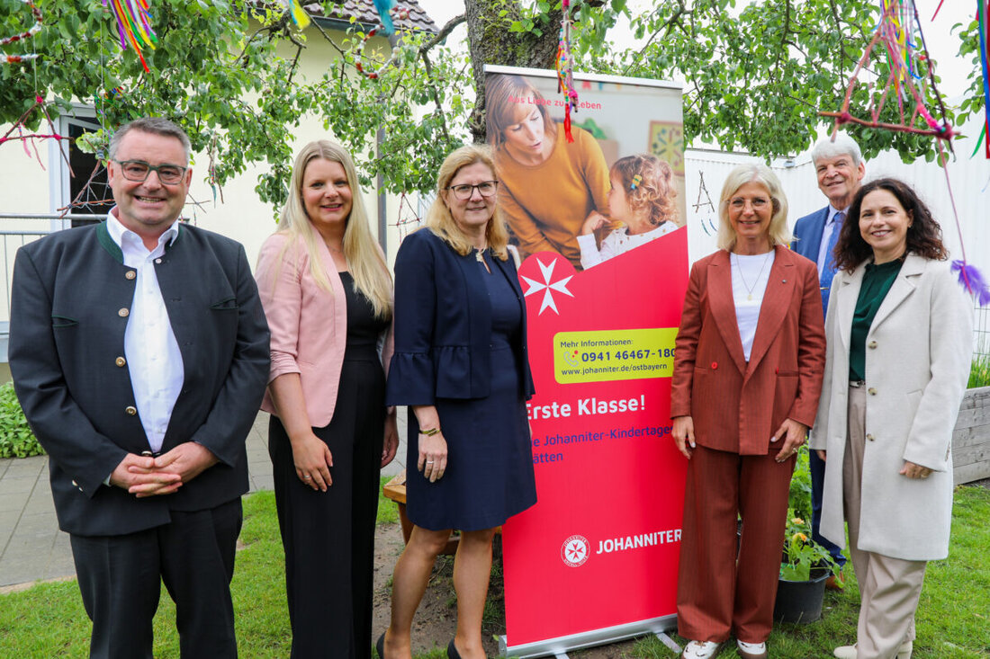 Hirschau. Das Johanniter-Kinderhaus Conrad gewinnt den Wettbewerb „#BayernGemeinsamStark – Mit deiner Idee Zeichen setzen!“ und wird in der Oberpfalz Erster. Ulrike Scharf übergab am 12. Juni 1.500 Euro.