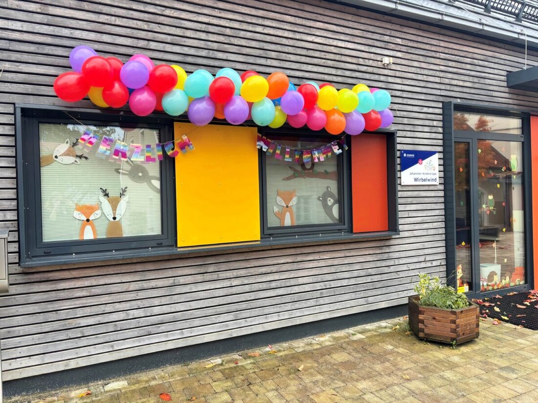 Plößberg. Die Johanniter-Kinderkrippe Wirbelwind öffnete am Freitag, 24. Oktober 2025, von 14.30 Uhr bis 17.30 Uhr zum Tag der offenen Tür und lockte über 100 Gäste an. Familien, Gemeinde und Team erlebten einen lebendigen Tag.