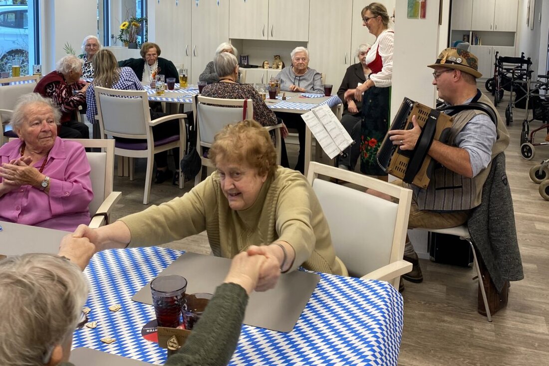 Regensburg. Die Johanniter-Tagespflege Schwabelweis feierte ein eigenes Oktoberfest mit Musik und guter Stimmung. Akkordeonspieler Rübe und sein zweijähriger Enkel begeisterten, später gab es Spiele und Zuckerwatte.
