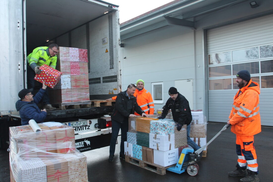 Pleystein/Georgenberg. 140 Pakete für die Johanniter-Weihnachtstrucker sind zusammengekommen – kein Rekord, aber stark. Am zweiten Weihnachtsfeiertag fährt Ludwig Wüst im Konvoi nach Rumänien, um die Spenden zu übergeben.