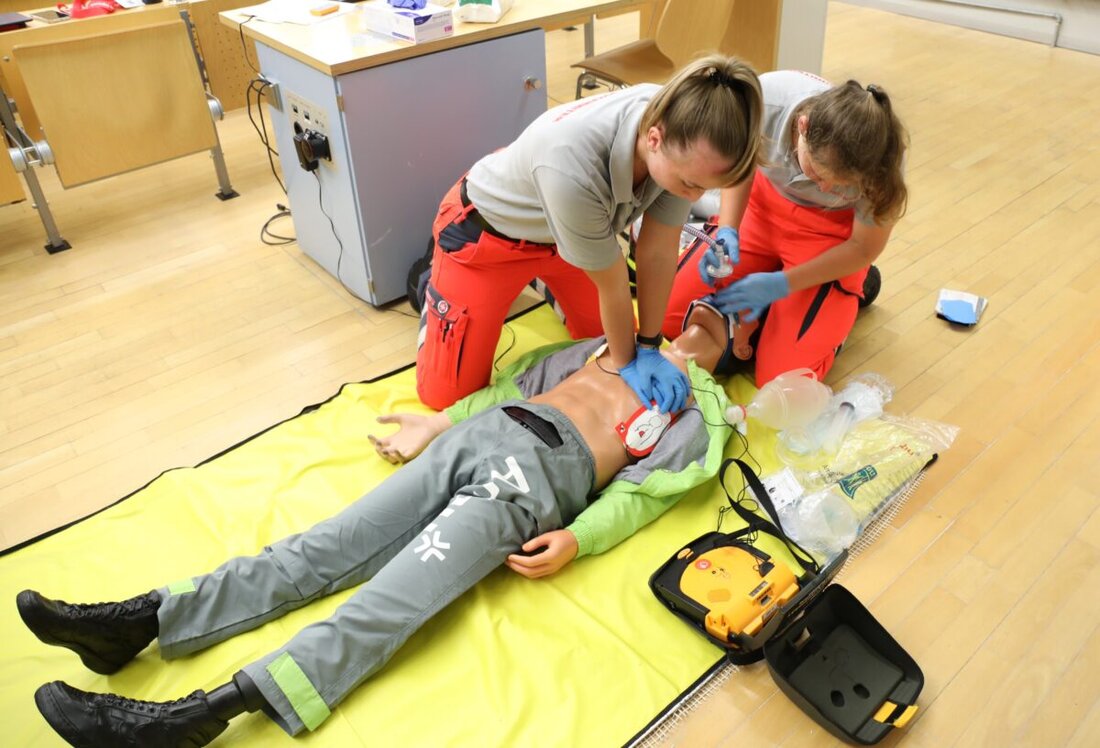 Erfurt/Regensburg. Knapp 3.000 Teilnehmende werden zum diesjährigen bundesweiten „Tag der Johanniter“ am Samstag in Erfurt erwartet. Höhepunkt ist der Bundeswettkampf, bei dem Rettungskräfte ihr Können in sechs Disziplinen unter Beweis stellen. Mit dabei sind auch die Johanniter aus Regensburg – als Sieger des bayerischen Landeswettkampfs 2024 reisen sie mit besonders hohen Erwartungen an.