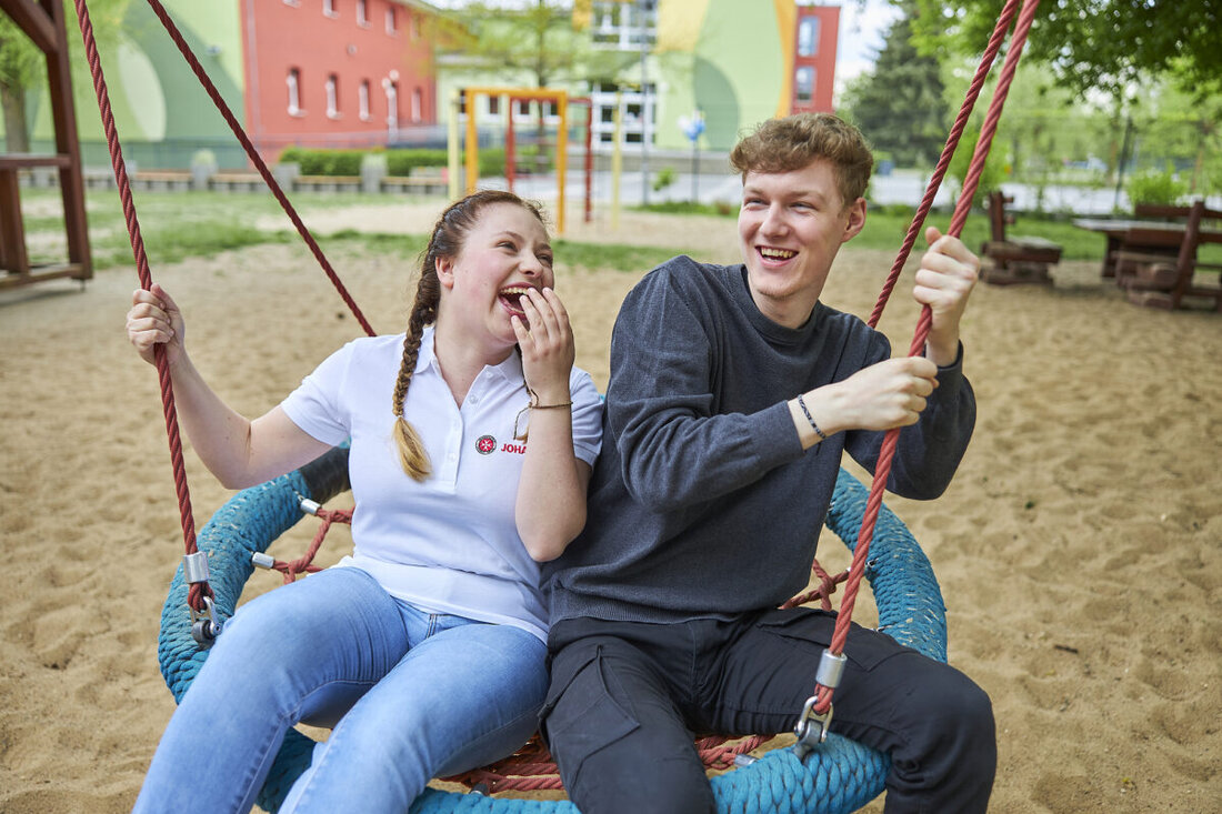Regensburg. Die Johanniter in Ostbayern begrüßen 24 FSJ- und 6 BFD-Freiwillige und bieten Einsätze von Rettungsdienst bis Kita, die oft zu Ausbildung und Qualifikation im Verband führen.