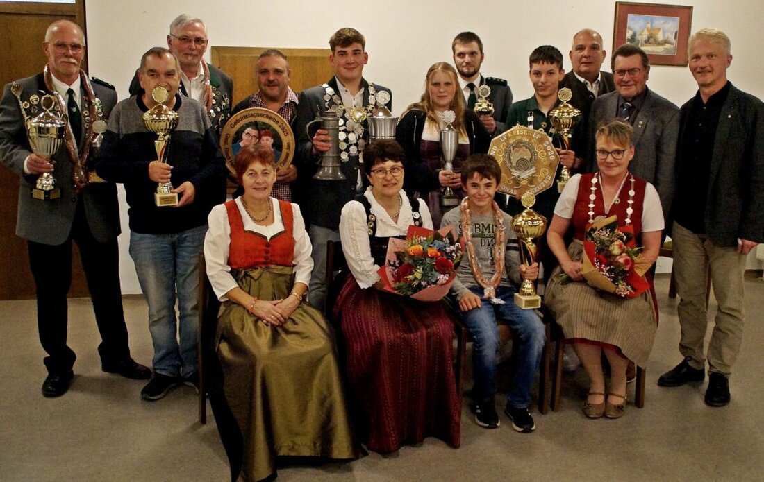 Weiden. Erstmals krönt die Schützengesellschaft Freiheit Neunkirchen einen Jugendkaiser: Jonas Kreuzer schreibt Vereinsgeschichte. Bei der Königsproklamation ehrte der Verein außerdem zahlreiche Schützen und blickte auf ein erfolgreiches Jahr zurück.